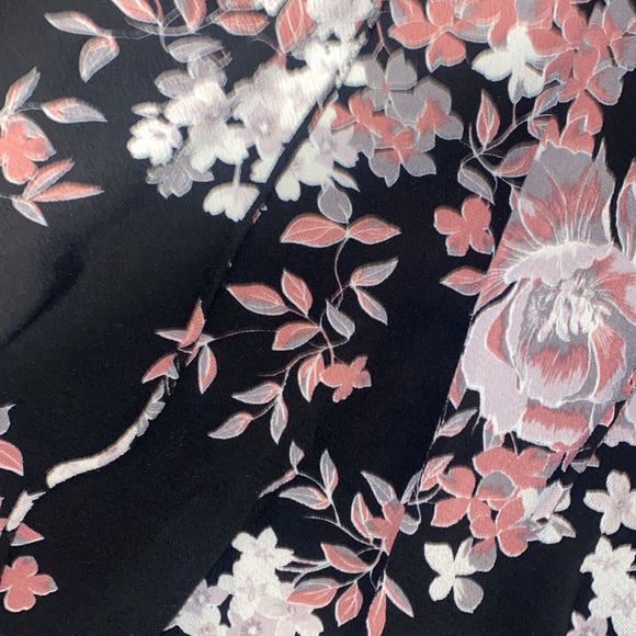 Floral blouse. Cris cross tie in front. - Picture 3 of 3